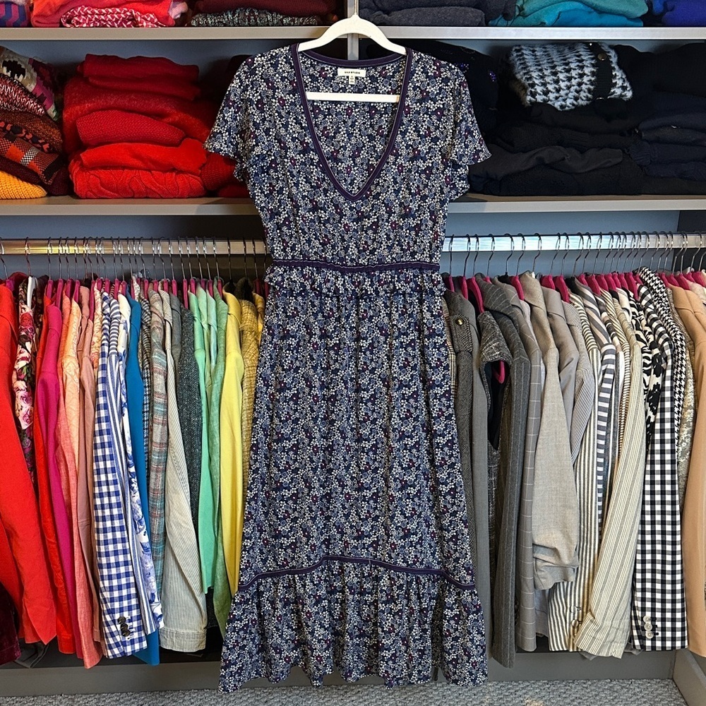 Max Studio blue/purple floral short sleeve v neck elastic waistband midi dress S